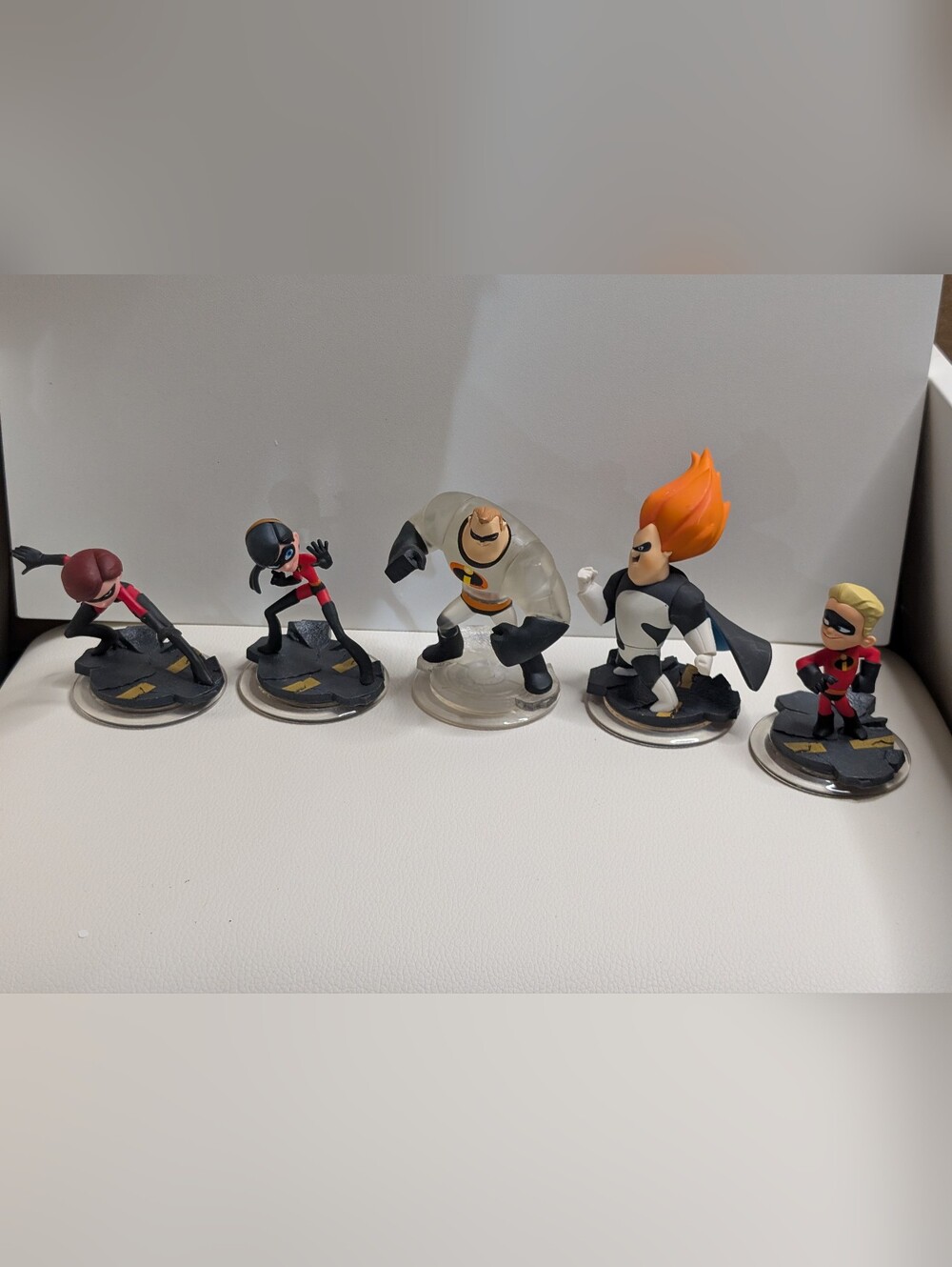 Disney Infinity The Incredibles Game Pieces Mr. Incredible, And Four Other